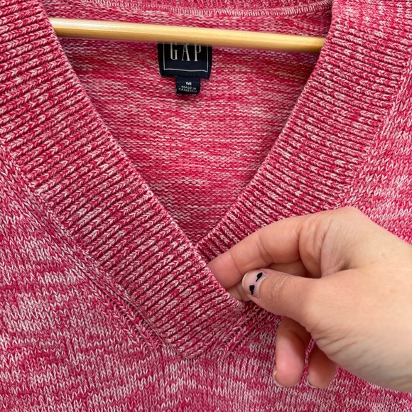 GAP Women's Thick V-Neck Sweater Red and White 100% Cotton Medium fit like Large - Picture 3 of 8